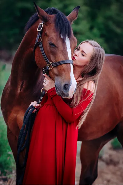 Highly Sensitive Leader Shelbie Gurney kissing her horse